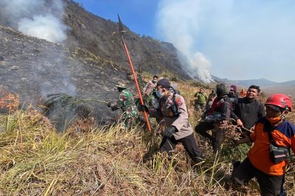 Polres Probolinggo Terjunkan Personel Bantu Padamkan Kebakaran Hutan di Gunung Bromo