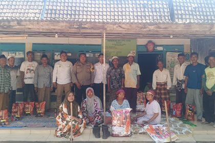 Polsek Cermee Salurkan Bantuan Benih Jagung kepada Kelompok Tani Setia Tani 6 Desa Bajuran Bondowoso