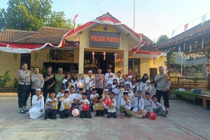Polsek Pakem Bagikan Bendera Merah Putih, Kobarkan Semangat Nasionalisme Jelang HUT RI ke-81