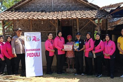 Ny Serly Aryo Bawa Semangat Bhayangkari Peduli Menyentuh Kehidupan Mbah Tumi di Curahdami