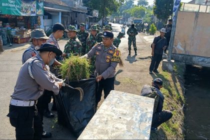 HUT TNI ke 81, Sinergi TNI Polri Hadirkan Kepedulian Nyata di Pasar Nangka’an Bondowoso